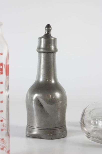 Réunion de biberons de pharmacie en verre...