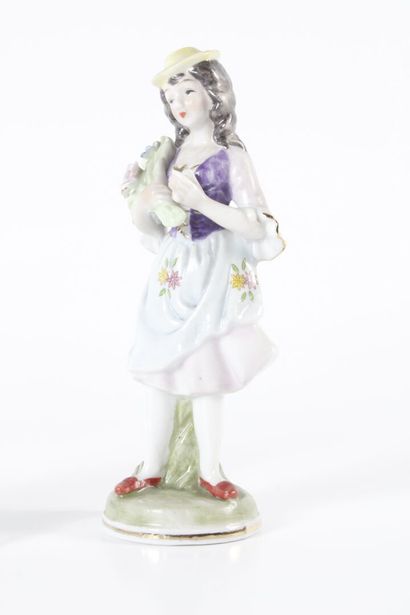 Réunion de sujets en porcelaine émaillées...