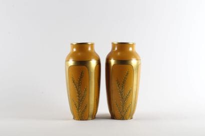 Paire de vase en porcelaine orange, à décor...