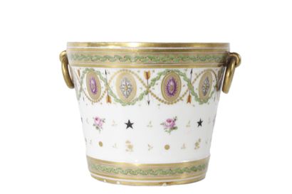 Paris porcelain cache-pot with polychrome...