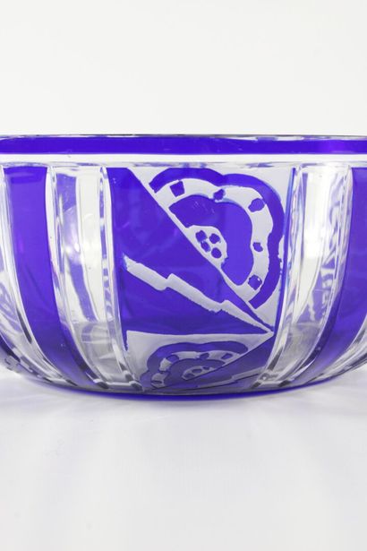 Coupe en cristal taillé et teinté bleu, à...