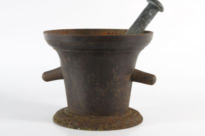 Mortier et pilon en fonte
H_ 21 cm D_ 25...