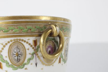 Paris porcelain cache-pot with polychrome...
