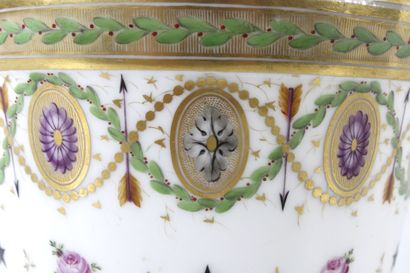 Paris porcelain cache-pot with polychrome...
