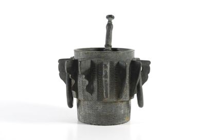 Mortier et pilon en bronze à décor de chevrons.
H_...