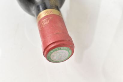 Reunion of 3 bottles of Bordeaux: 
- 2 bottles...