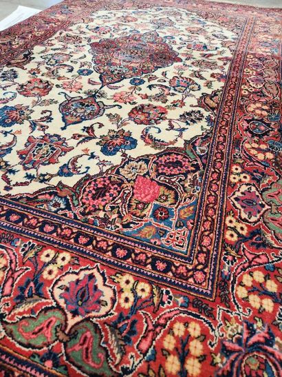 Fine old Kachan Dabir rug in lambswool.
Density...