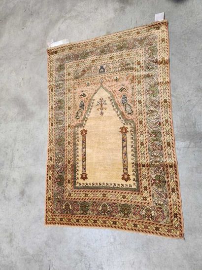 Silk prayer rug
Rare and fine silk velvet...
