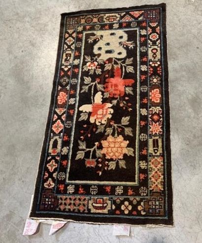 Bao tao carpet
Midnight-blue field with original...