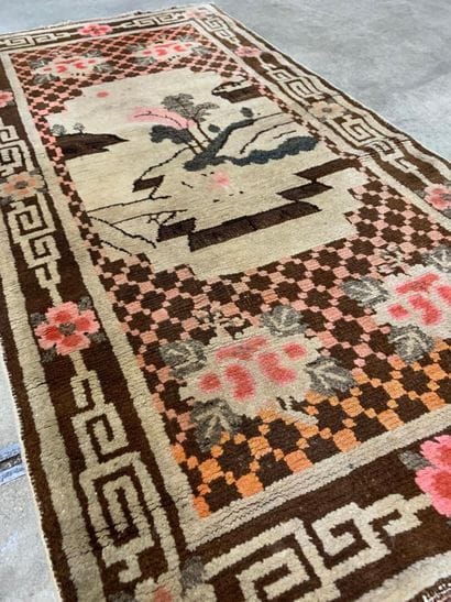 Tao bao rug
With flower mosaic adorned with...