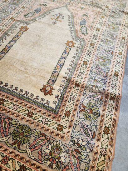 Silk prayer rug
Rare and fine silk velvet...