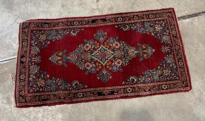 Sarouk Mahal rug
Ruby field with central...