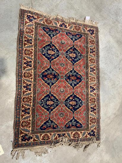 Cesaree rug
Old pink field decorated with...