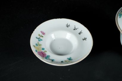 CHINA, 19th century
Set of two porcelain...