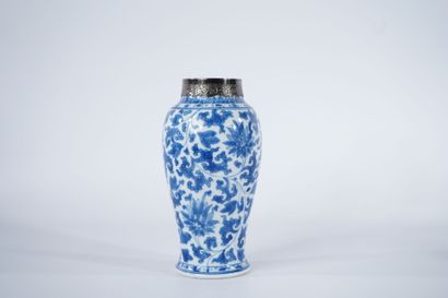 CHINA. 20th century.
White-blue porcelain...