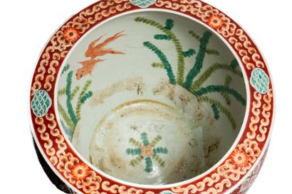 Japan, 19th century 
Enameled porcelain aquarium...