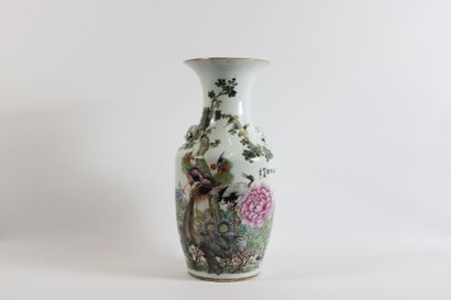 CHINA
Polychrome enameled porcelain vase...