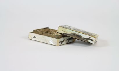 Mother-of-pearl snuff box, the lid inlaid...