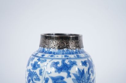 CHINA. 20th century.
White-blue porcelain...