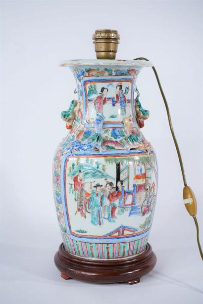 CHINA. 
Porcelain baluster vase with polychrome...
