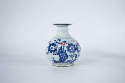 CHINA. 20th century.
White-blue porcelain...