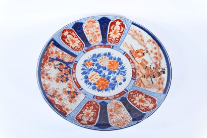 JAPAN
Circular porcelain dish with imari...