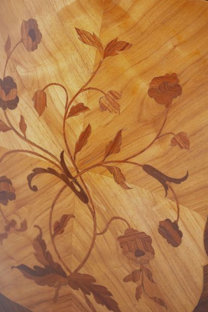 Veneered chest of drawers with curved front...