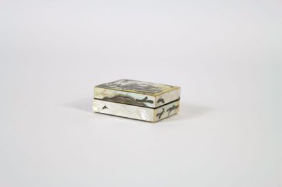 Mother-of-pearl snuff box, the lid inlaid...