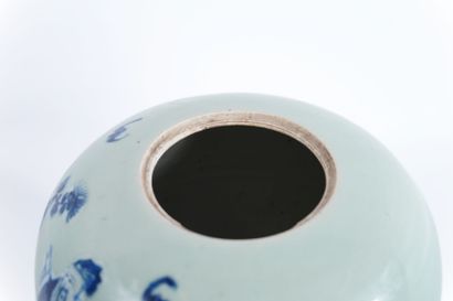 Asia
Ginger pot with white / blue decoration...