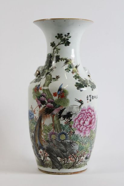 CHINA
Polychrome enameled porcelain vase...