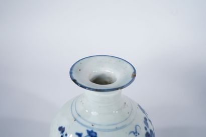 CHINA. 20th century.
White-blue porcelain...