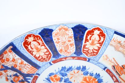 JAPAN
Circular porcelain dish with imari...