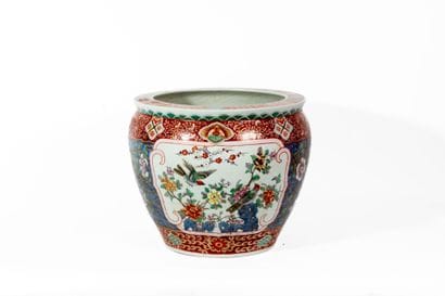 Japan, 19th century 
Enameled porcelain aquarium...