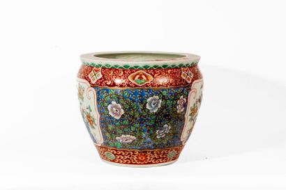 Japan, 19th century 
Enameled porcelain aquarium...