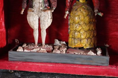 Small curiosity box, two figures dressed...
