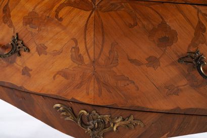 Veneered chest of drawers with curved front...
