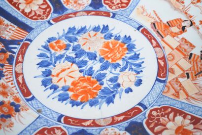 JAPAN
Circular porcelain dish with imari...