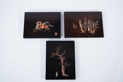 CHINA XXth. 
Reunion of three black lacquered...