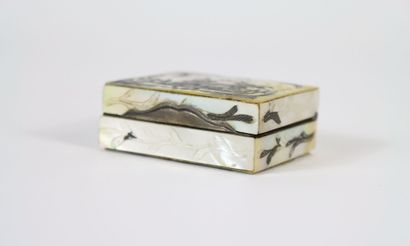 Mother-of-pearl snuff box, the lid inlaid...