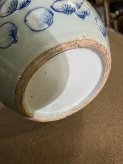 Asia
Ginger pot with white / blue decoration...
