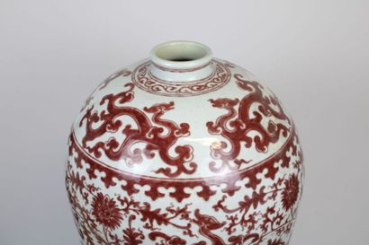 China XXth, 
Large white porcelain meiping...