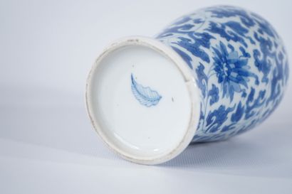 CHINA. 20th century.
White-blue porcelain...