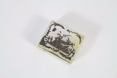 Mother-of-pearl snuff box, the lid inlaid...