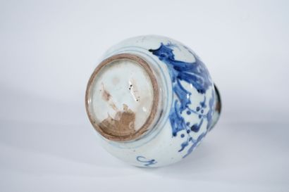 CHINA. 20th century.
White-blue porcelain...