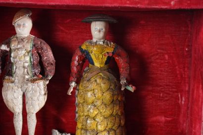 Small curiosity box, two figures dressed...
