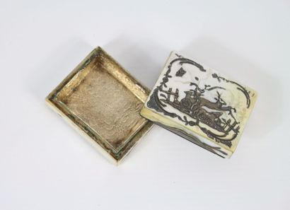 Mother-of-pearl snuff box, the lid inlaid...