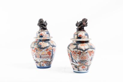 JAPON
Paire de vases couverts à décor Imari...