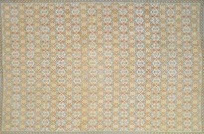 Important et original tapis portugais.
Milieu...