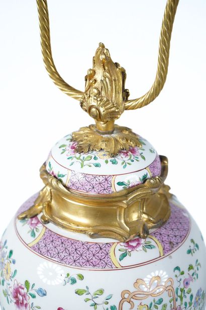 Vase monté en lampe en porcelaine de Samson...
