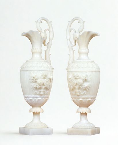 Paire d'aiguières en albâtre sculpté à décor...